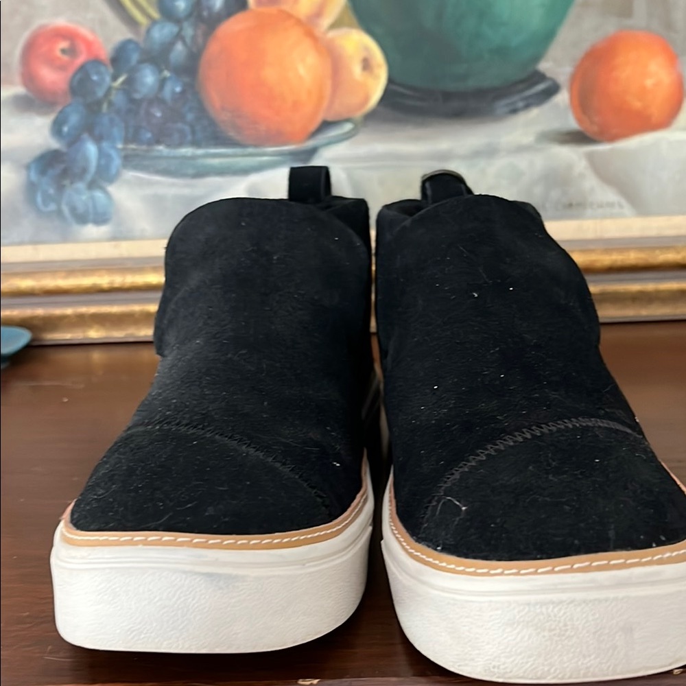 Toms Women’s Black Suede Sneakers.